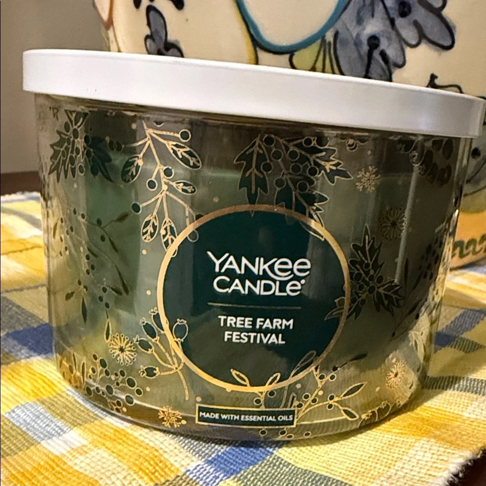 Yankee Candle Green and Gold Tree Farm Festival
